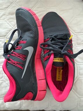 Nike Women's Livestrong 5.0 size 6.5